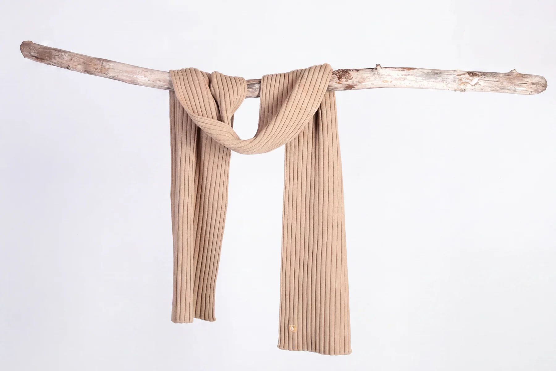 Gaia ribbed cashmere scarf in sand